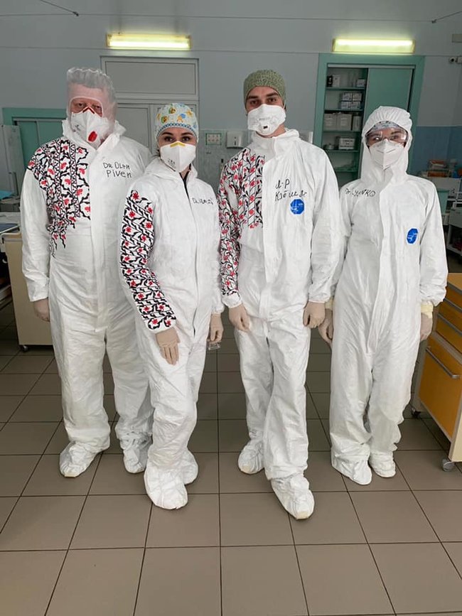 Врачи превратили защитные костюмы в вышиванки 01
