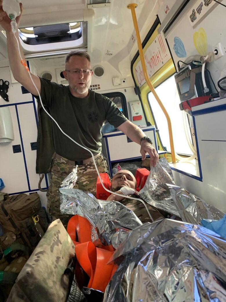 Парамедик-водій Саід Ісмагілов: Москалі, на жаль, все позаміновували. Тому під час наступу стає більше мінних травм. Солдат наступає на протипіхотну міну, відривається частина ноги… 06
