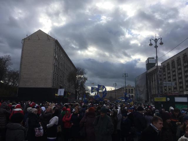 Працівники освіти, які мітингують, перекрили вулицю Грушевського навпроти Кабміну 01
