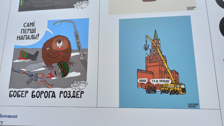 Уличная выставка Бей оккупанта! открылась на Контрактовой площади. Среди локаций - Дартс-держZрадник и Хлопок над крымским мостом 02