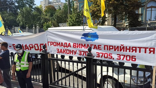Євробляхери приїхали під Раду вимагати доступного розмитнення автомобілів 07