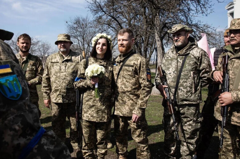 Загинув український захисник В’ячеслав Хохлюк, кадри з весілля якого облетіли весь світ 04
