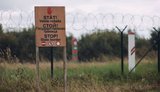 Озброєні люди в масках вели мігрантів із Білорусі до кордону Латвії та викрали камери спостереження