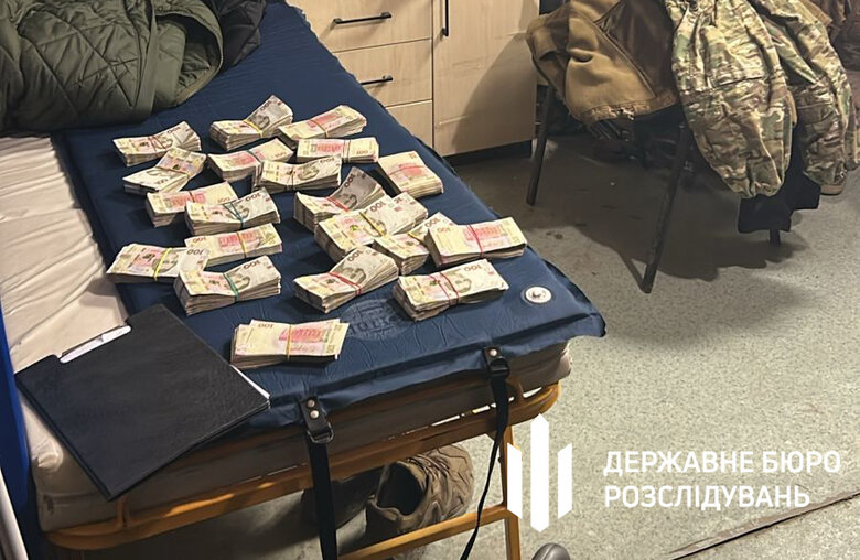 СБУ та ДБР затримали комбата, який вимагав відкати з підлеглих на Донеччині
