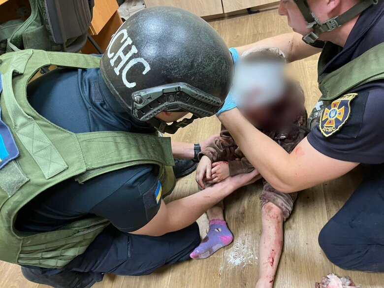 У Нікополі окупанти вдарили дроном по автівці