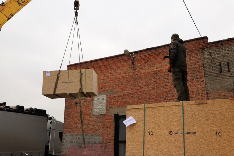 Благодійники взялися за відбудову осель на Донеччині після ворожих обстрілів 02