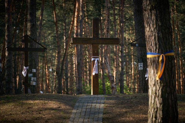 Зеленський вшанував память жертв політичних репресій: Тоталітарна машина без коливань знищувала на своєму шляху людські життя і долі 07