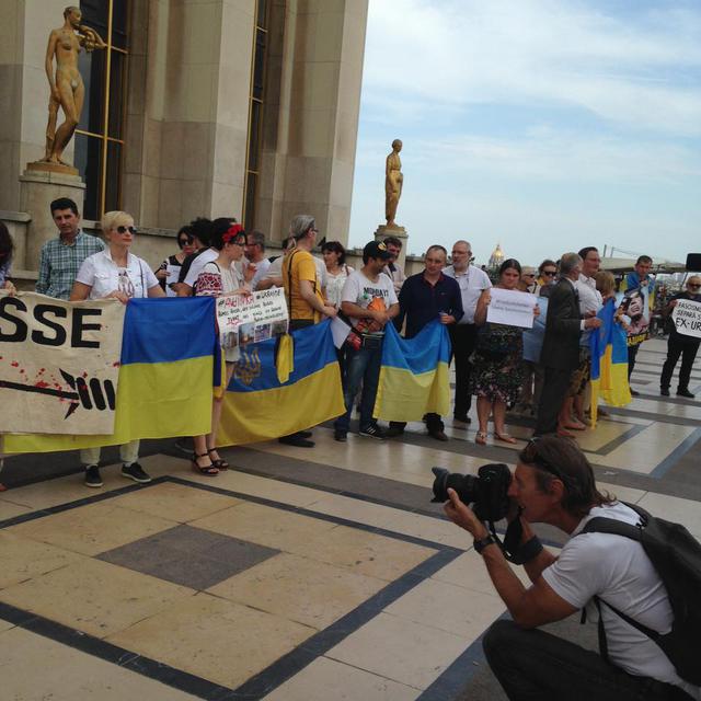 Антипутинская акция проходит в центре Парижа 02