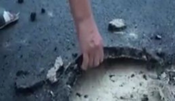 "Покинь, не рви асфальт, а то потім зроблять тебе винним. Будеш у в'язниці ще сидіти", - жителі села Великий Кучурів на Буковині обурені якістю нової дороги. ВІДЕО