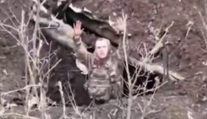 Оккупант сдается в плен украинскому дрону. ВИДЕО