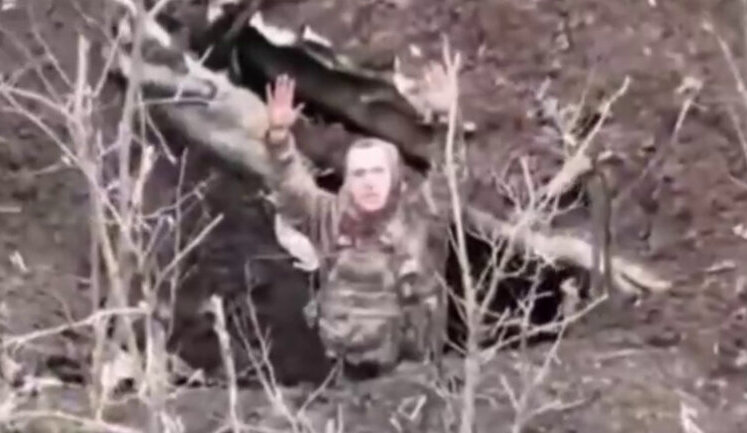 Оккупант сдается в плен украинскому дрону. ВИДЕО