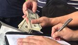 СБУ викрила зловмисників, які пропонували офіцеру спецслужби "кришувати" контрабанду з ОРДЛО. ФОТОрепортаж