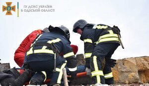 При демонтаже здания бывшего общежития в Одессе упала стена: один работник погиб, еще двое пострадали, - ГСЧС. ФОТО