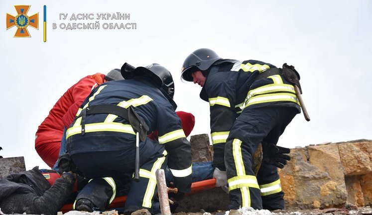 При демонтаже здания бывшего общежития в Одессе упала стена: один работник погиб, еще двое пострадали, - ГСЧС. ФОТО
