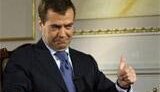 Медведев поздравил Януковича с победой и пригласил в Россию