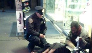 Ставший знаменитым нью-йоркский бездомный, которому полицейский купил обувь, снова босой. ФОТО