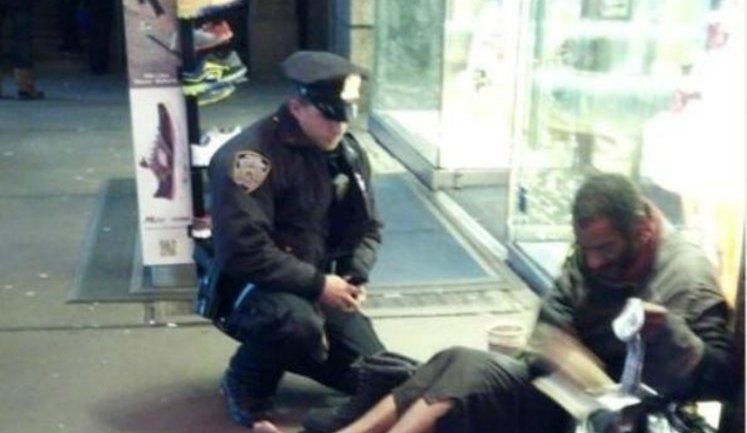 Ставший знаменитым нью-йоркский бездомный, которому полицейский купил обувь, снова босой. ФОТО