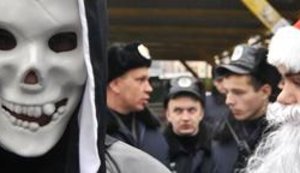 Киевляне выкинули мусор под КГГА и гоняли милицию по Пушкинской. Протесты против незаконных строек в Киеве набирают обороты. Горячий ФОТОрепортаж