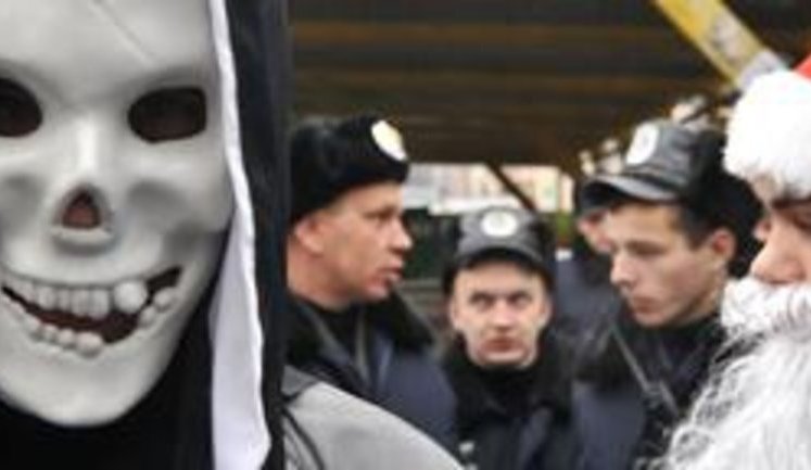 Киевляне выкинули мусор под КГГА и гоняли милицию по Пушкинской. Протесты против незаконных строек в Киеве набирают обороты. Горячий ФОТОрепортаж