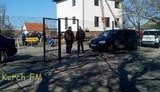 "Внимание! На входе работает блокпост": оккупанты обнесли забором больницу в Керчи и поставили металлоискатели. ФОТОрепортаж