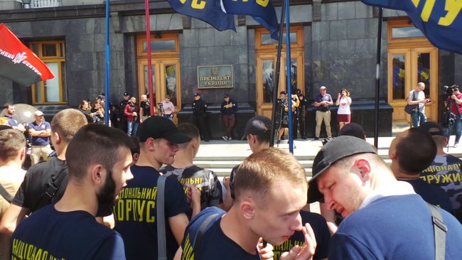 Поговори з тими, кого ти вбив, х#йло!: националисты пикетируют ОП с требованием ареста российской агентуры в Украине и перекрытия границы с РФ 21