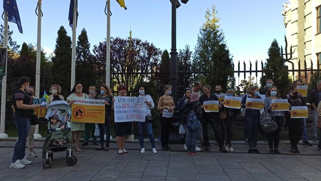 Переселенцы пикетировали ОП с требованием возобновить работу жилищных программ: Ми вдома, але без будинку! 04