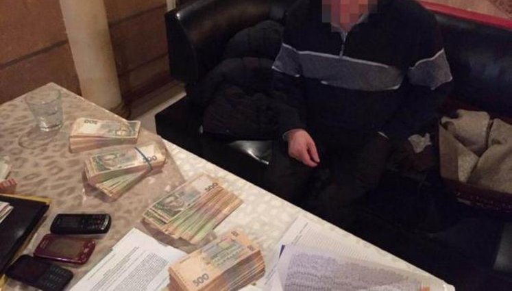 Judge nabbed receiving 500,000 hryvnia bribe opens fire and escapes using immunity, - NABU. PHOTO