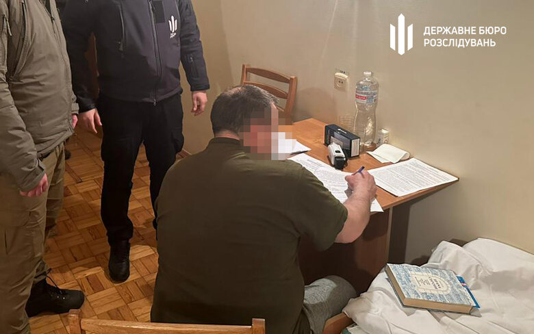Заместитель начальника Центральной военно-врачебной комиссии за $5 тыс. обещал предоставить справку о непригодности к военной службе, - ГБР 02