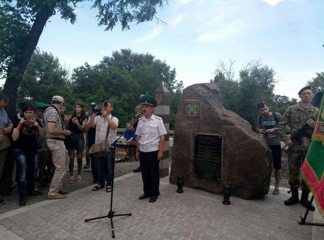 Памятник загиблим прикордонникам відкрили в Маріуполі 01