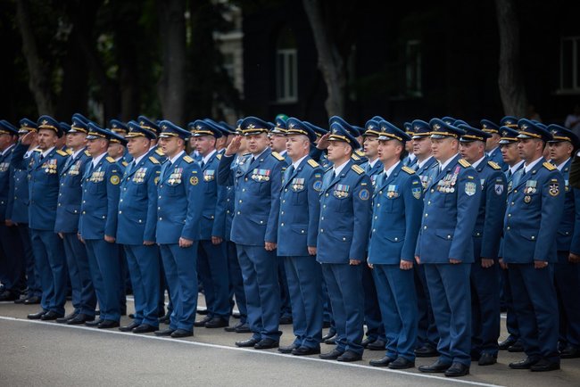 Ми часто зустрічаємося на фронті, - Зеленський вручив дипломи випускникам Національного університету оборони імені І. Черняховського 11