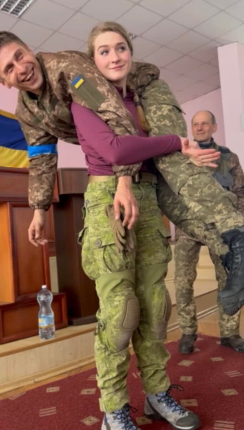 Марія Назарова: Що робити, якщо хочеш бути воєнним медиком? Стати класною частиною підрозділу, вміти робити все те саме, що і решта бійців. І почати підготовку з домедичної допомоги, поступово додаючи нові навички 02