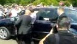 Джип Медведева едва не врезался в толпу. Президент забыл нажать на тормоз. ВИДЕО.