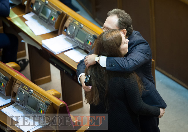 Депутати-соньки, Кіссе, який голосує за трьох, радісний Гройсман і обійми Лозового з Ляшком: як Рада вночі приймала Держбюджет-2019 22