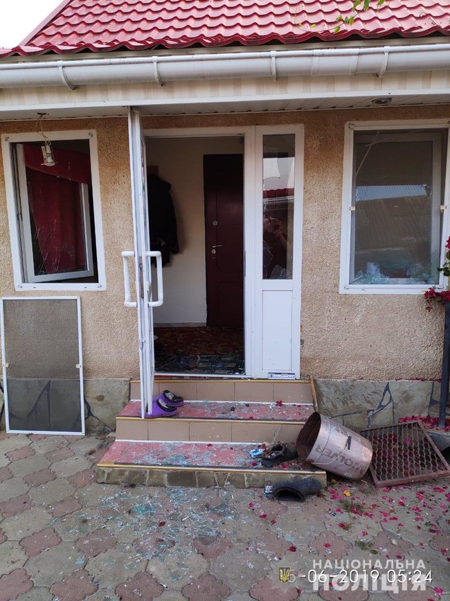 На Одещині у двір приватного будинку вночі кинули гранату, - Нацполіція 01 На Одещині у двір приватного будинку вночі кинули гранату, - Нацполіція 01
