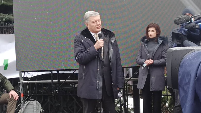 Беги, Вова, беги: Под судом, рассматривающим апелляции относительно меры пресечения для Порошенко, собрались митингующие 13