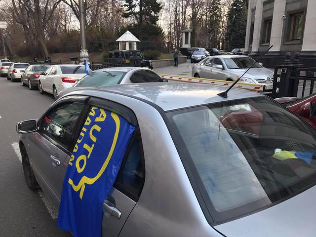 Кілька машин Автомайдану зламалися під Радою 01 Кілька машин Автомайдану зламалися під Радою 01