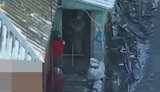 солдат кндр виселяє двох жінок із хати у селі Махновка на Курщині