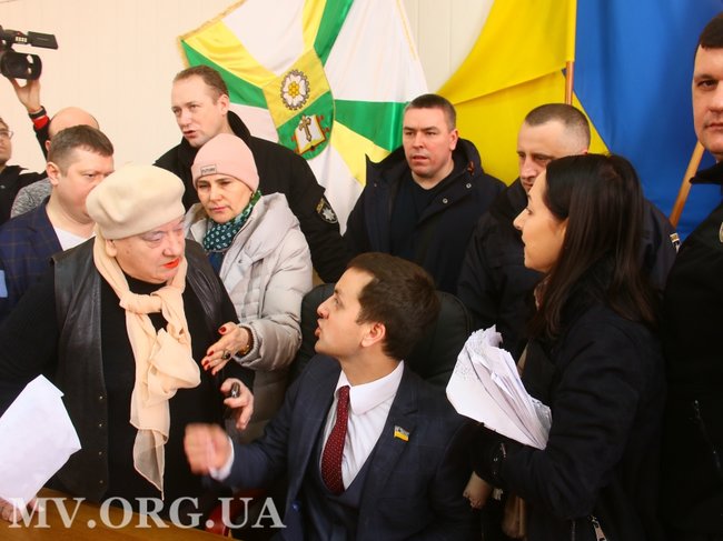 Зламав двері, обливав водою, намагався залізти на стіл: слуга народу Крейденко мало не зірвав сесію міськради в Мелітополі 01 Зламав двері, обливав водою, намагався залізти на стіл: слуга народу Крейденко мало не зірвав сесію міськради в Мелітополі 01