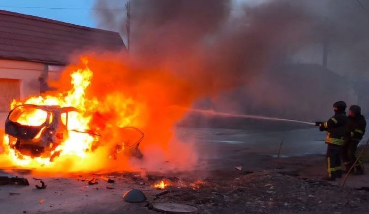 Ворог понад 30 разів атакував Дніпропетровщину: загинули дві людини, пошкоджені підприємства, горіли авто