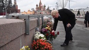 "Правосуддя має восторжествувати": голова МЗС Великої Британії Джонсон поклав квіти на місці вбивства Нємцова. ФОТО
