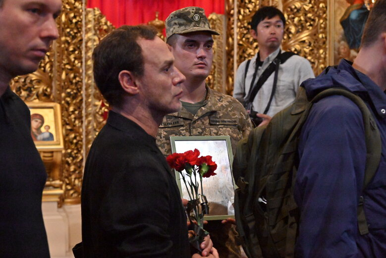 Із бойовим медиком Євгеном Бешлягою, який загинув під Бахмутом під час здійснення евакуаційної місії, попрощалися у Києві 25