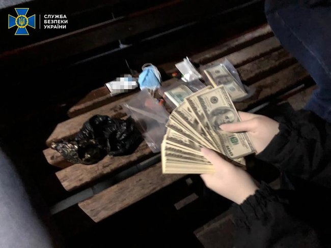 Сотрудник полиции с сообщником продавал должности в Нацполиции Ривненщины по цене от 50 тыс. до 500 тыс. долл., - СБУ 04