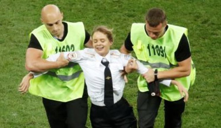 Чотири учасники Pussy Riot отримали 15 діб арешту за акцію на фінальному матчі ЧС