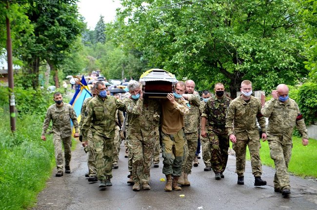 В Івано-Франківській області попрощалися з трагічно загиблою волонтеркою-парамедиком Іриною Шевчишин 05