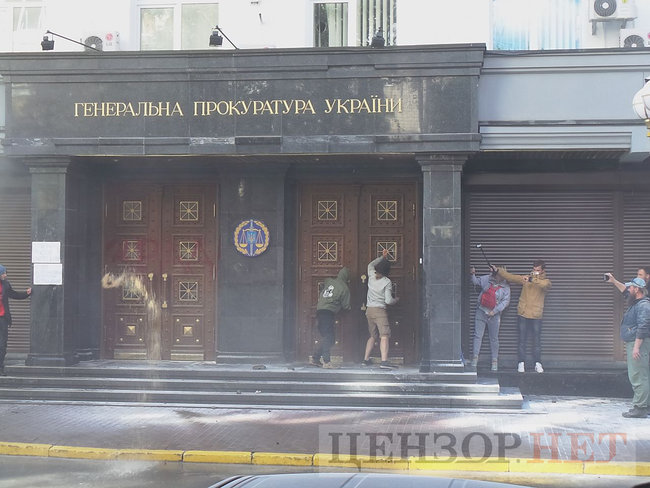 Під час мітингу під ГПУ проти екстрадиції в РФ Тумгоєва сталися сутички: мітингувальники бють вікна, їх у відповідь поливають водою зі шлангів 42