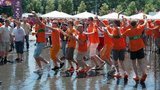 Горячих голландских фанатов "охлаждает" поливальная машина. ФОТОрепортаж