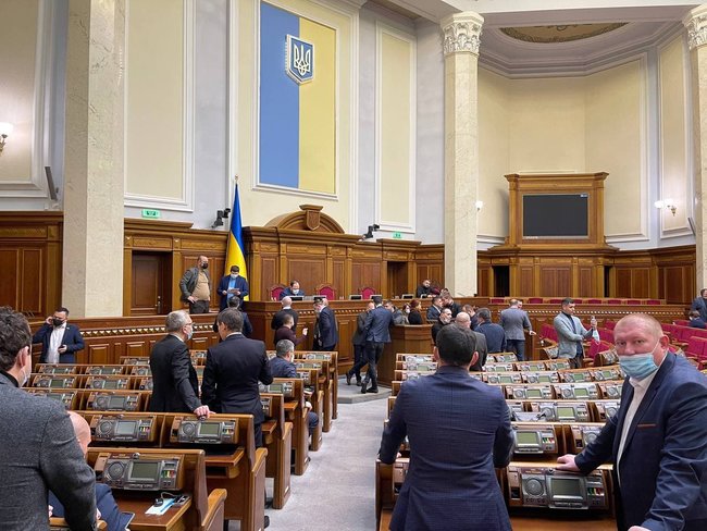 Слуги народу блокують трибуну Ради, щоб її не заблокували нардепи ОПЗЖ 01