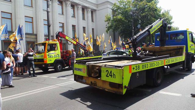 Protesters clash with police near Rada building 24