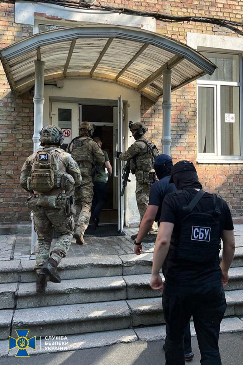 На незаконному зберіганні зброї та боєприпасів викрито один із добробатів Києва, - СБУ 01