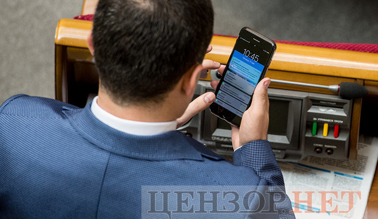 "Мохов, сука, виніс три ухвали. Я закинув, що поїхав в Київ налагоджувати взаємодію з Зе", - листування нардепа від БПП Лубинця з його командою в окрузі. ФОТОрепортаж